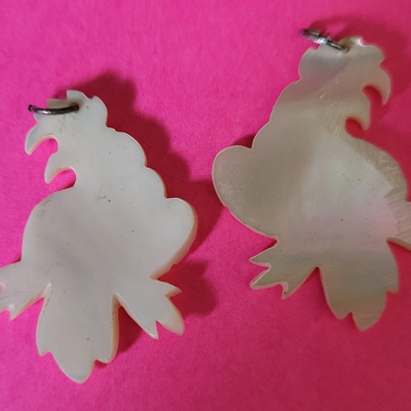 Set of 2 Vtg Carved Mother of Pearl Cockatoo Earrings Sm Pendants Bird Beach - Picture 3 of 5